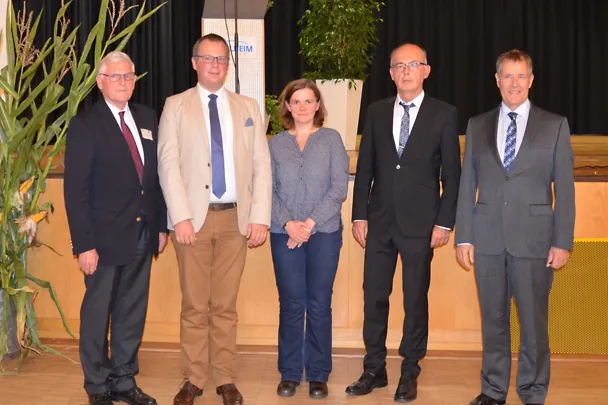 Prof. Ernst Kalm, Vorstandsvorsitzender, die Preisträger Dr. Josef Gross und Dr. Simone Muscher-Banse