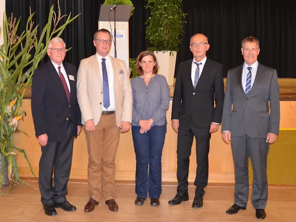 Prof. Ernst Kalm, Vorstandsvorsitzender, die Preisträger Dr. Josef Gross und Dr. Simone Muscher-Banse